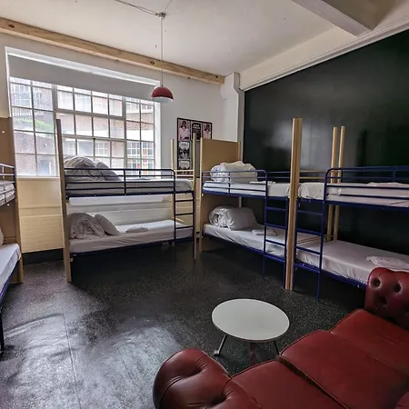 Rock N Bowl Hostel *