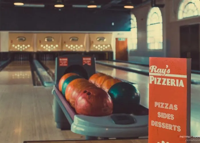 Rock N Bowl بيت شباب